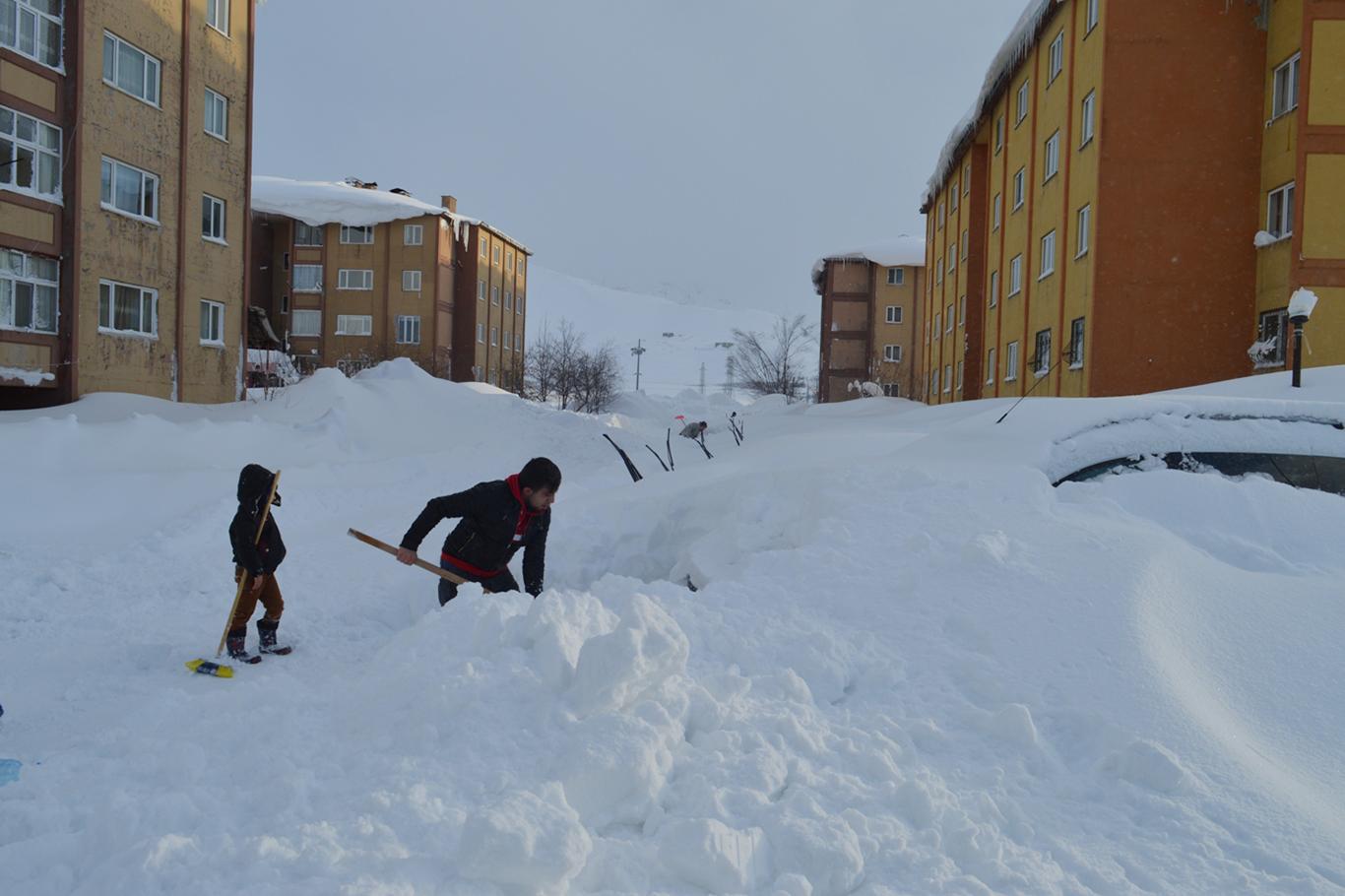 ​Vatandaşlar karda kaybolan araçlarını aradı